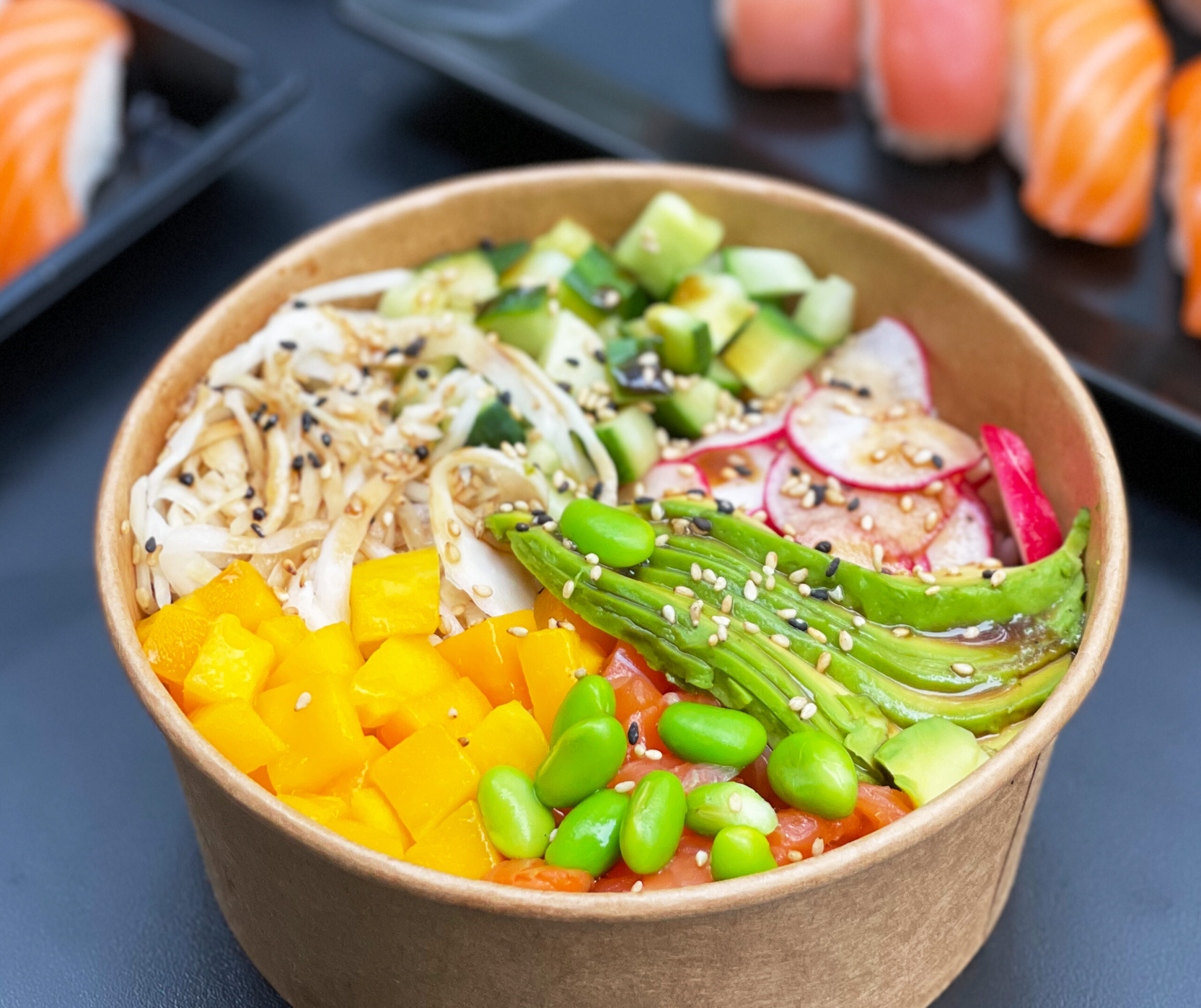 Poke bowl saumon, avocat, edamame et radis