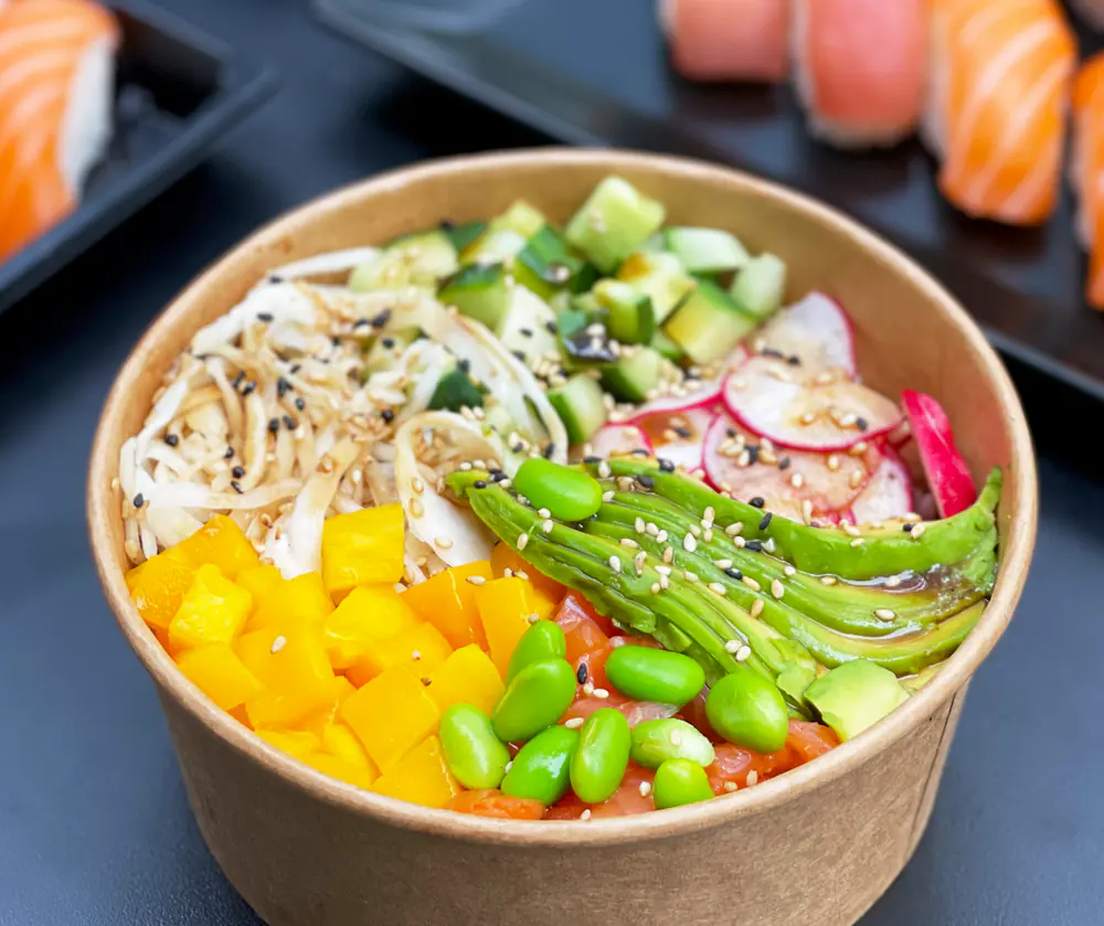 Poke bowl saumon, avocat, edamame et radis